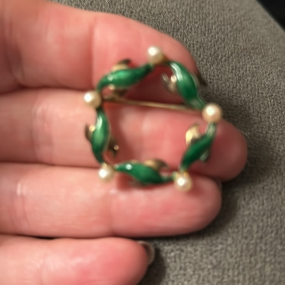 Pearl and green enamel pin - Picture 4 of 4